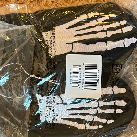 🆓❄️Free with purchase, while supplies last. As is. ❄️ Old Navy Black slippers - Picture 5 of 6